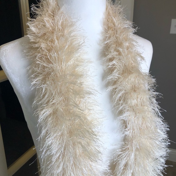 Like New Fun Scarf - Picture 3 of 4